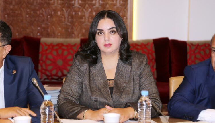 إلهام الساقي تحث وزير التربية الوطنية على توفير مرافق صحية داخل المؤسسات العمومية وأسوار لحفظ سلامة الشغيلة