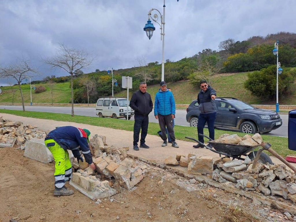 رئيس مجلس جماعة مرتيل يتفقد أشغال تهيئة فضاء “ميرادور كابونيكرو” المطل على البحر