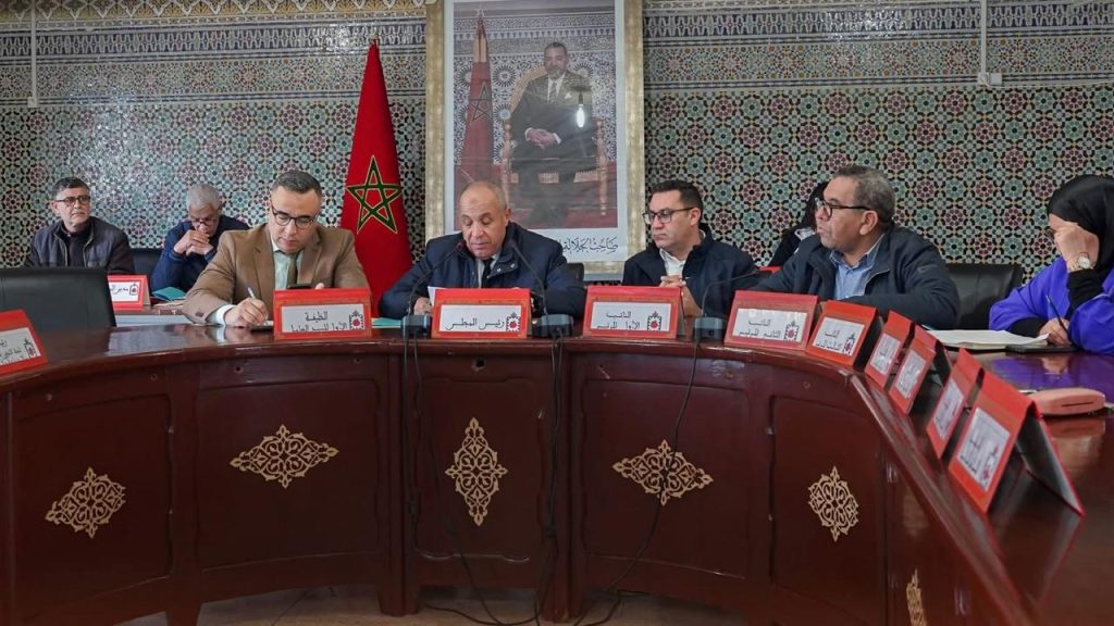 المجلس الجماعي لبركان يصادق بالإجماع على مشاريع استراتيجية لدعم التشغيل وتعزيز الحكامة المالية