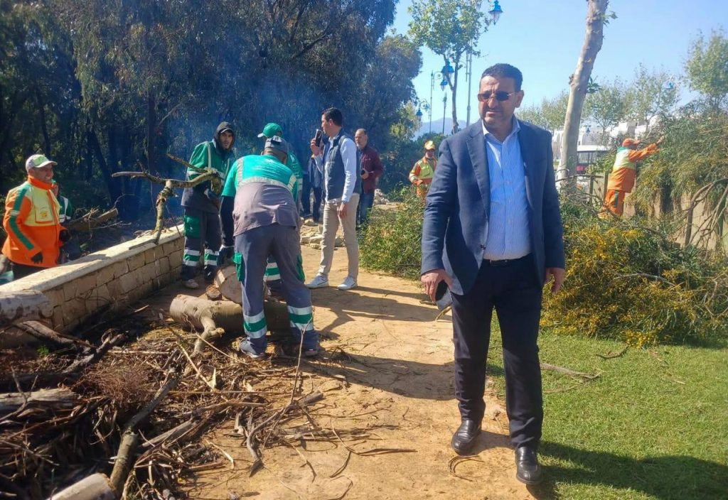 رئيس مجلس جماعة مرتيل يشرف على تهيئة فضاءات خضراء جديدة استعدادا للموسم الصيفي