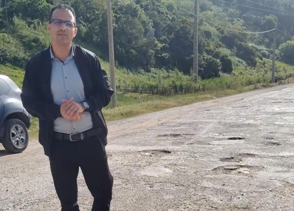 هشام أحسان يطالب بتأهيل شامل لطريق بوزغلال- سد اسمير بالمضيق وإنهاء “الترقيع”