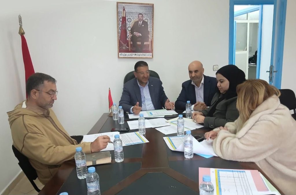 المرابط يترأس اجتماع لجنة التنمية لمناقشة تهيئة الطرق والشواطئ بعمالة المضيق- الفنيدق