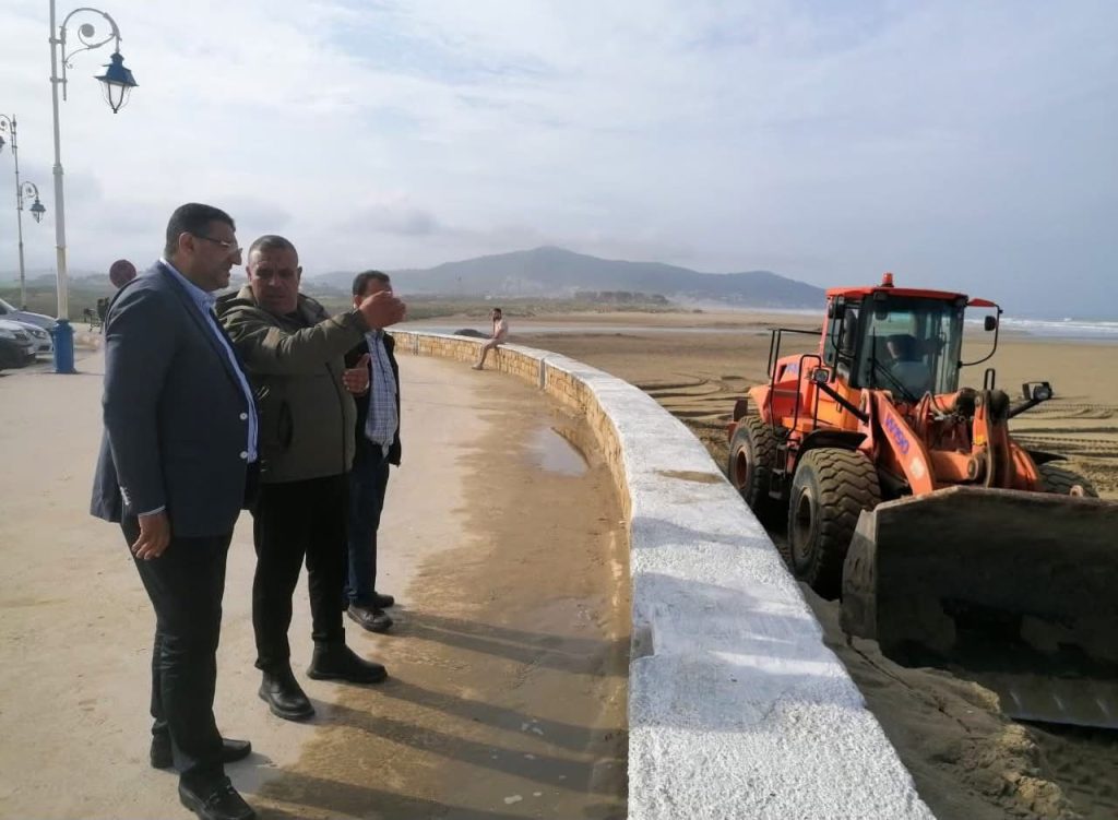 كورنيش مرتيل يستعيد بريقه قبل الصيف .. انطلاق حملة كبرى لإزاحة الرمال وتأهيل الواجهة البحرية