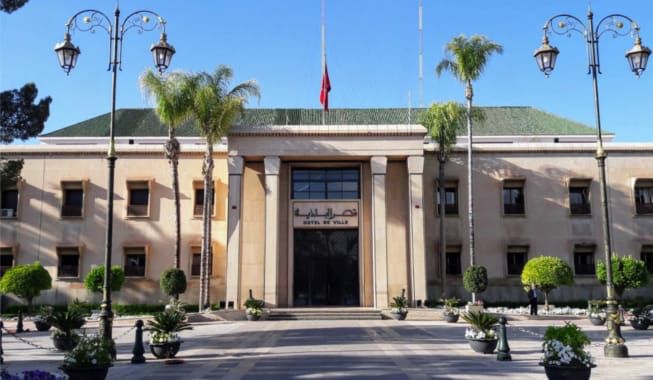 جماعة مراكش تنفي مزاعم خروقات صفقات المساحات الخضراء وتؤكد احترام القانون والشفافية