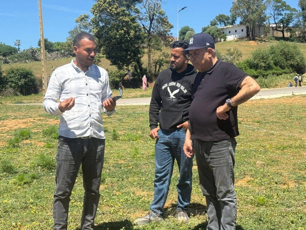 رئيس جماعة الساحل يتفقد مشروع ملعب القرب بدوار الريحيين قبل انطلاق الأشغال