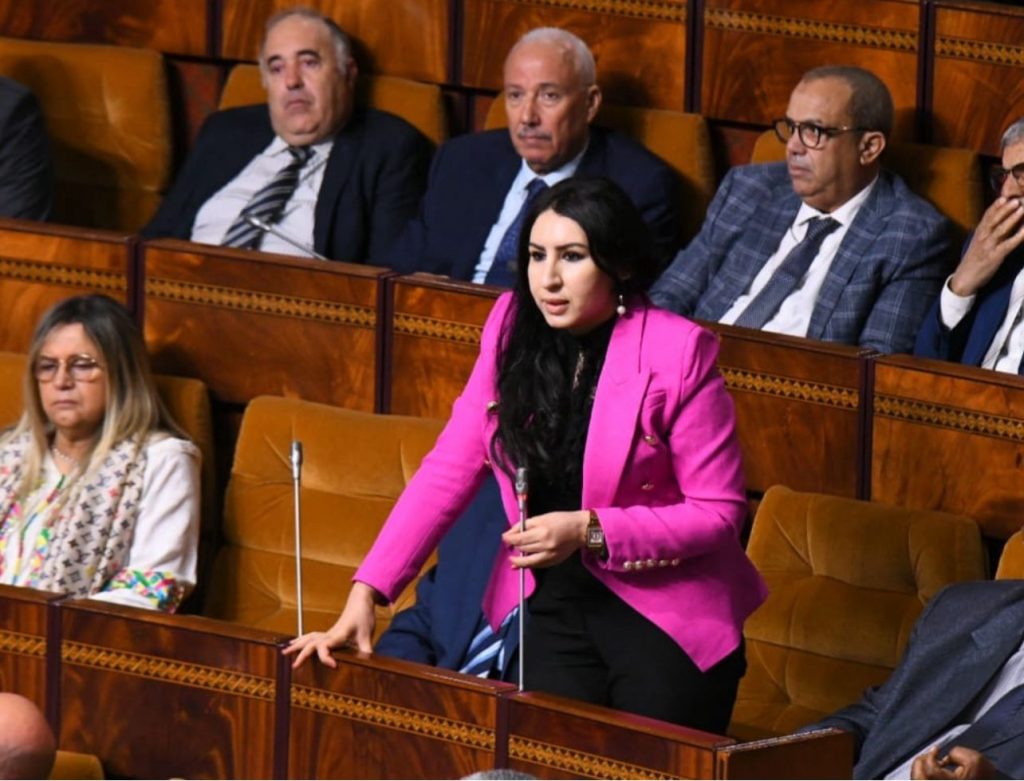 في ظل التحولات العالمية.. حنان أتركين تسائل نجاعة استراتيجية استقطاب السياح بالمغرب