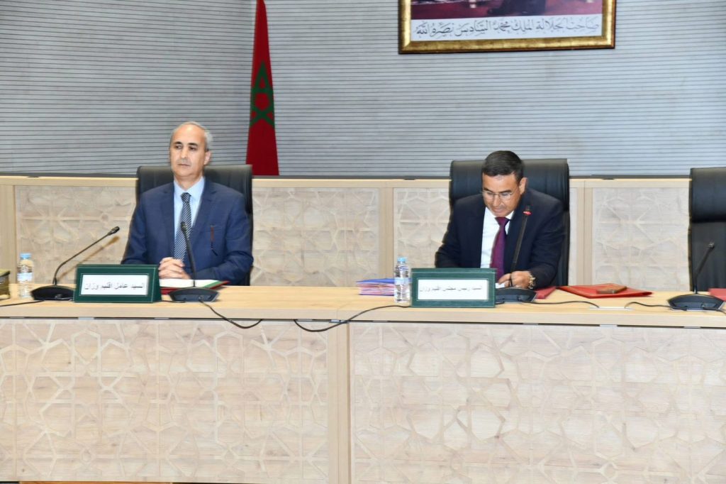 مجلس إقليم وزان يعبئ أكثر من 2,1 مليون درهم لفتح المسالك القروية ويدعم أسطول النقل المدرسي بـ9 حافلات جديدة