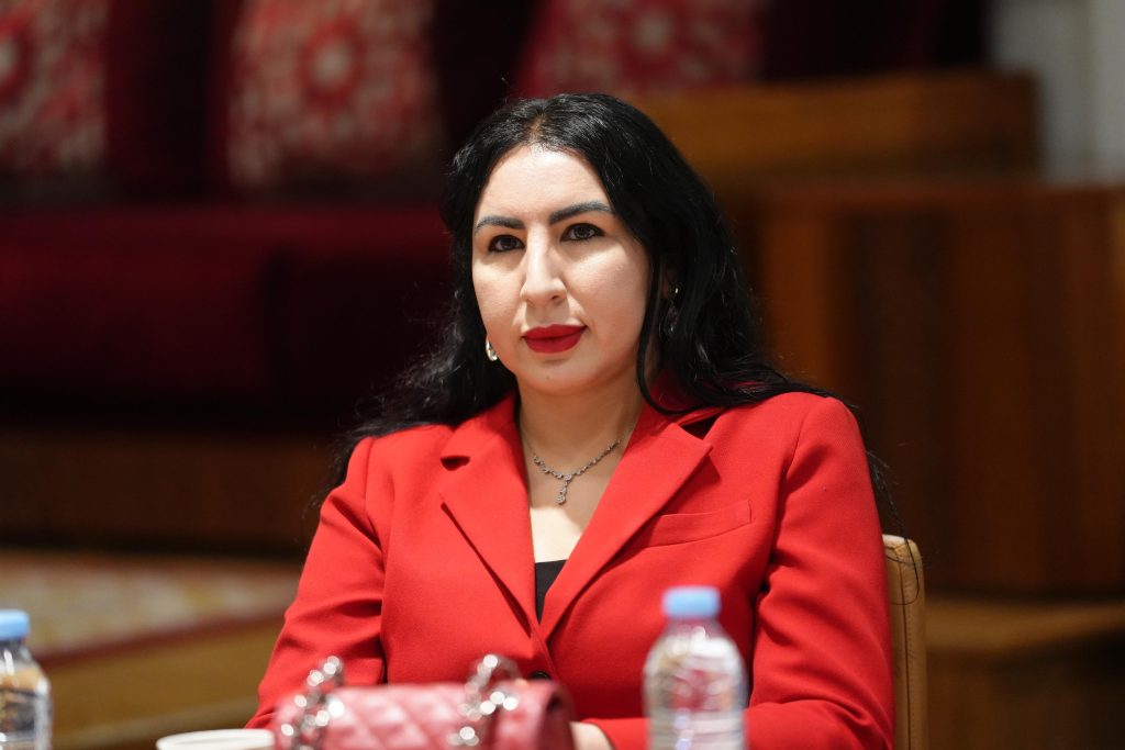حنان أتركين تحذر من انتشار بيع السجائر الإلكترونية في متناول الأطفال والمراهقين