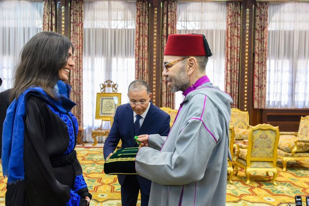 جلالة الملك محمد السادس يستقبل المتسلقة المغربية نوال صفنضلة ويوشحها جلالته بوسام المكافأة الوطنية من درجة ضابط