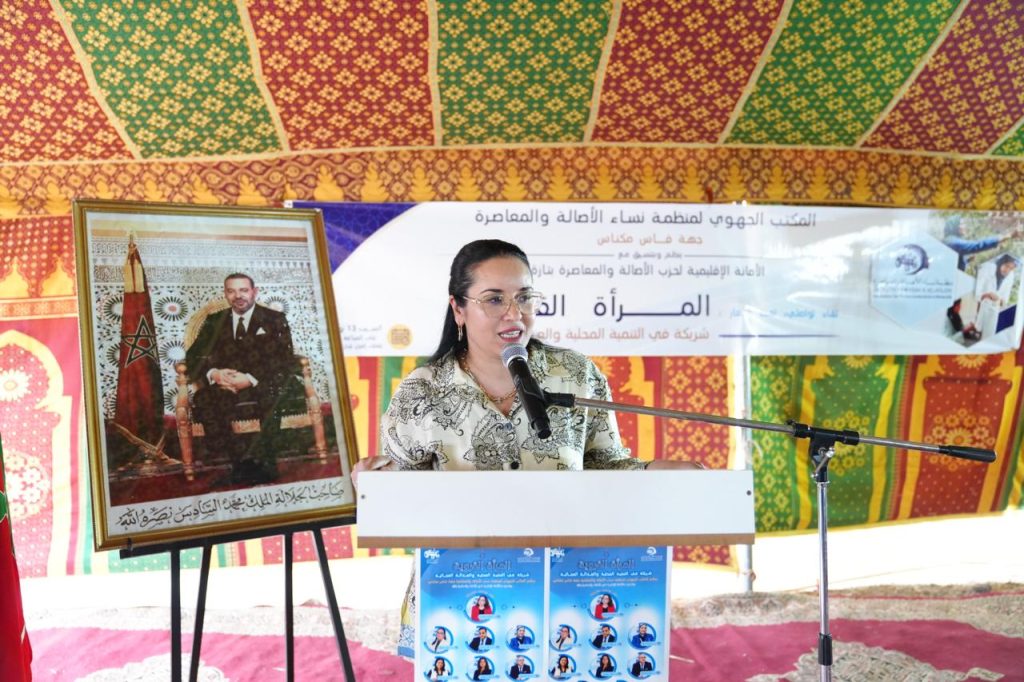 أمام أزيد من 800 امرأة قروية بتاهلة.. قلوب فيطح: العدالة المجالية يجب أن تبدأ من القرية ولا تمكين سياسي وإقتصادي للنساء بلا تحصيل دراسي ولا تنمية دون مدرسة في كل دوار