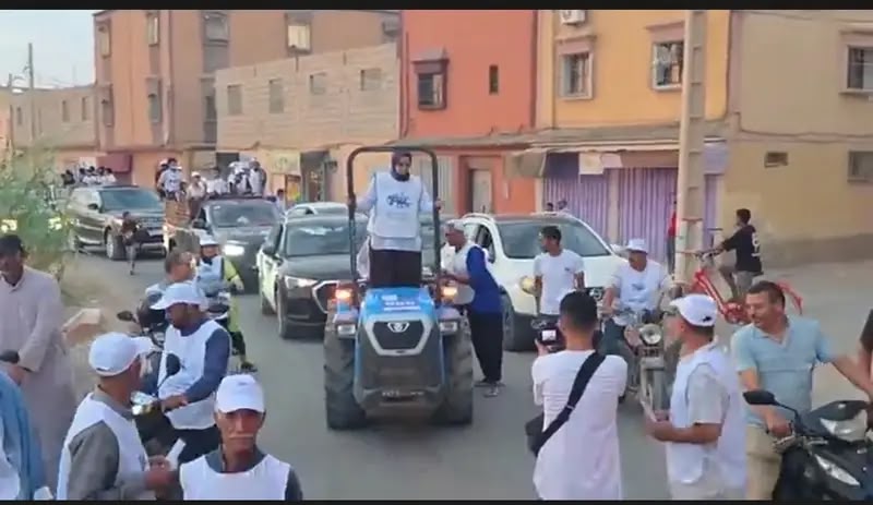 تارودانت … على متن “التراكتور” حنان الماسي تقود حملة انتخابية حاشدة بأحمر الكلالشة