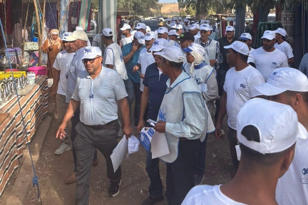العربي الرويش يواصل جولاته الميدانية بالسهول.. تواصل مباشر مع تجار ومهنيي سوق الخميس
