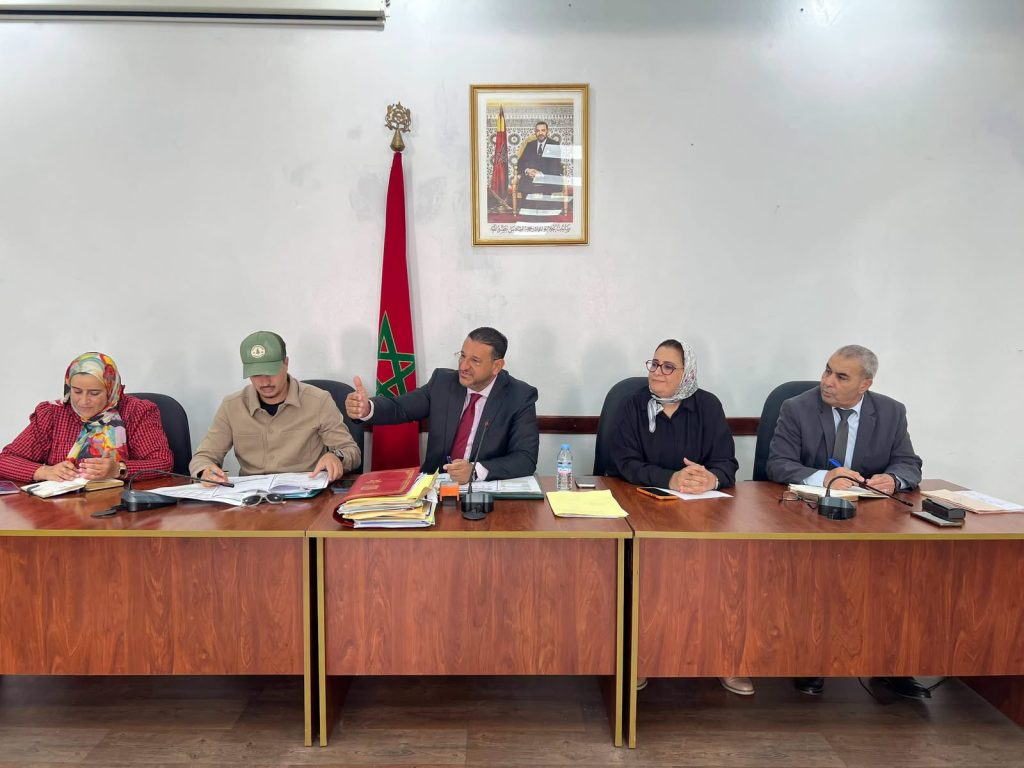 المرابط يفتح ملف عمال النظافة بمرتيل.. حوار مع النقابة وتعهدات بمعالجة وضعية الموسميين