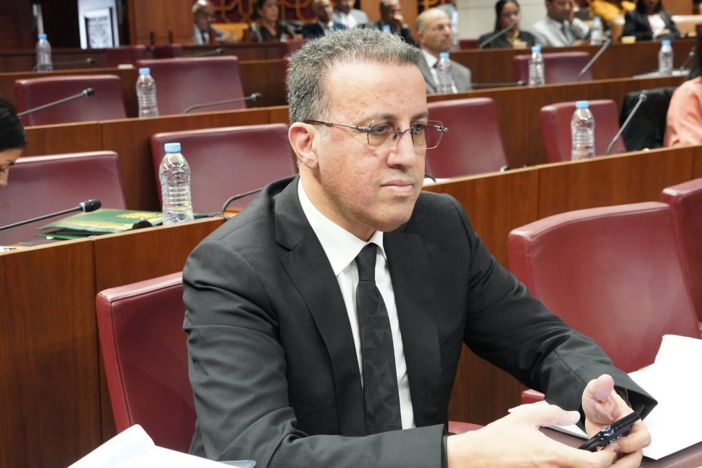 عادل البيطار يدافع عن اختيارات الحكومة ويدعو إلى نقاش سياسي مسؤول بعيدا عن الأحكام المسبقة